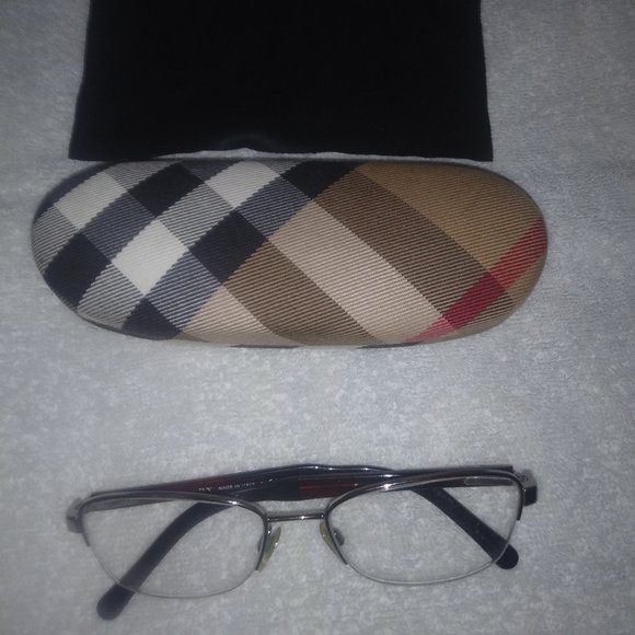 Burberry eyeglasses case and lens cloth - Picture 1 of 4
